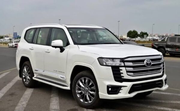 E28C1C0B-CEE4-4D67-BE28-AF268A45E70B TOYOTA LAND CRUISER Rental by the Day